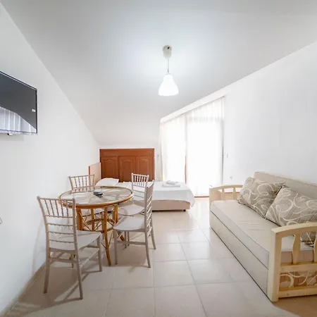 Suzanne & Restaurant Отель *